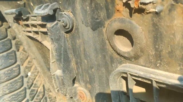 Снятие заднего бампера Ауди 80 Авант B4, установка разетки фаркопа для прицепа МЗСА смотреть онлайн