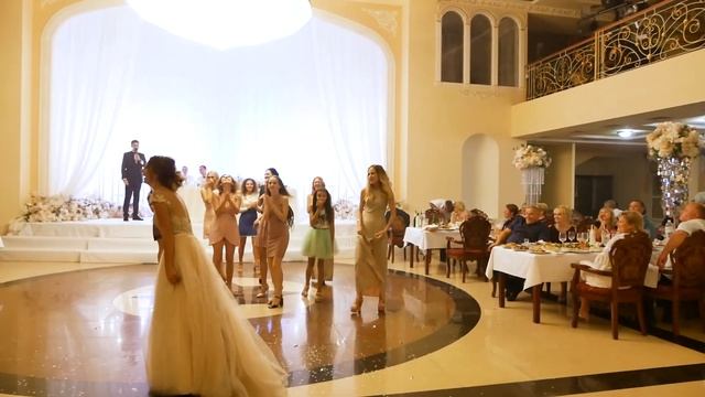 Курьез на свадьбе. Невеста бросает букет смотреть онлайн