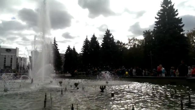 Фонтан на площади Революции в Челябинске