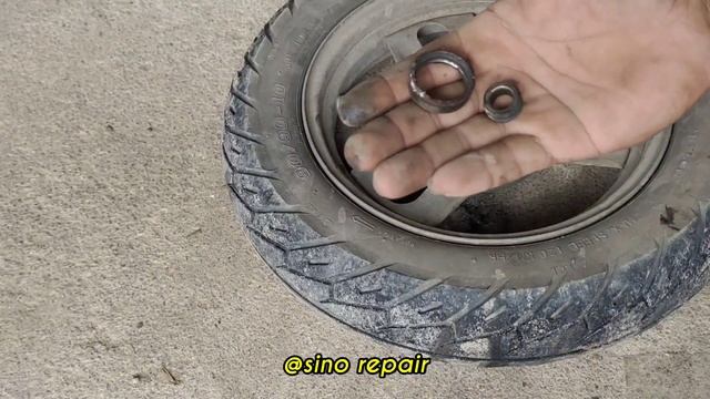 How to change/Remove motorcycle (Honda today)Front wheel bearing at home смотреть онлайн