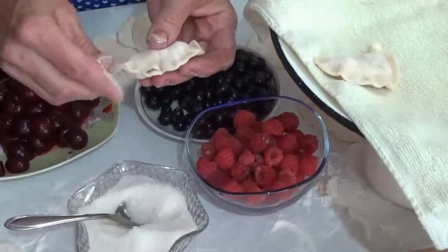 Как приготовить вареники с вишней, малиной , смородиной. смотреть онлайн