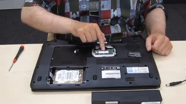 Toshiba L670 Serie: Austauschen des Arbeitsspeichers смотреть онлайн