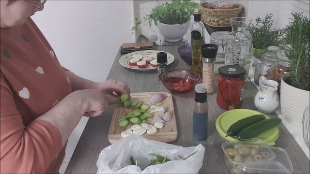 Как быстро открыть крышку на стекляной банке!Салаты к ужину! смотреть онлайн