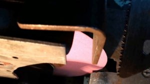 Заточка ножовки по дереву с каленым зубом на электроточиле. Пилим на скорость.