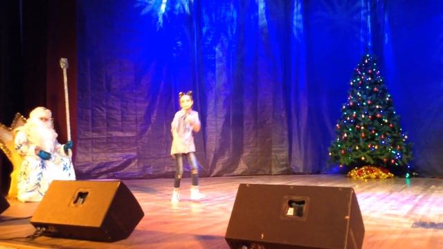 Внучка Арина исполняет песенку про Незнайку" смотреть онлайн