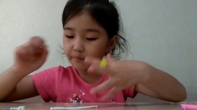 Анелька показывает, как правильно сделать бантик из резинок и кольцо смотреть онлайн
