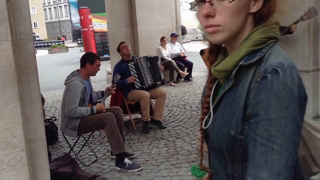 Зальцбург . Кафедральный собор . Уличные музыканты . смотреть онлайн