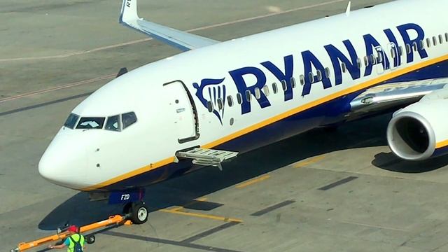 Как убирают бортовой трап Boeing 737-8AS смотреть онлайн