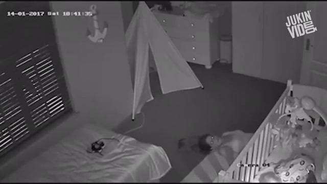 Reverse Cute--Monster Mom Sneaking INTO Room смотреть онлайн