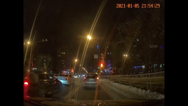 Движение на автомобиле по улицам города Тюмени в вечернее время смотреть онлайн