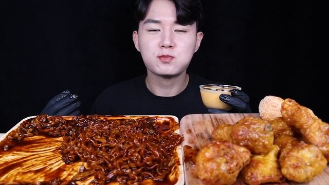 진진짜라 허니콤보 치킨 먹방ASMR MUKBANG SPICY BLACK BEAN NOODLES & FRIED CHICKEN 蜂蜜チキン チャジャンラーメン eating sounds смотреть онлайн