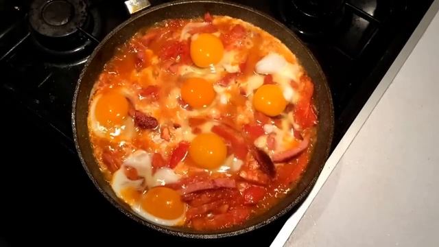 Как вкусно пожарить яйца. Яичница с помидорами и колбасой. Лучший способ Что приготовить на завтрак смотреть онлайн