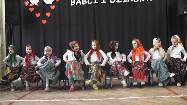 SP ŁUSZCZÒW Taniec Babuszek