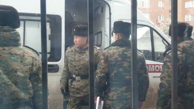 Алмазбека Атамбаева привезли на машине скорой помощи смотреть онлайн