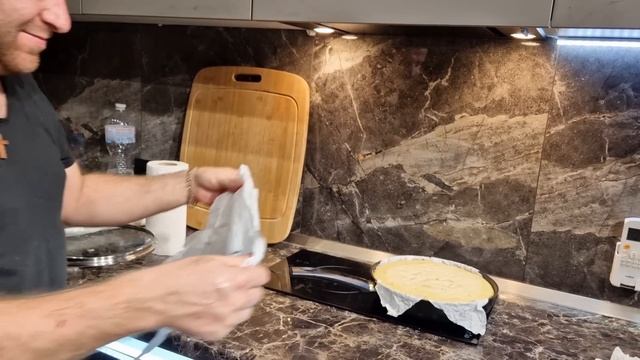 ПИРОГ НА СКОВОРОДКЕ В 100 РАЗ ВКУСНЕЕЙ ЧЕМ ПИЦЦА смотреть онлайн