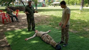 Правильная переноска раненого вдвоём