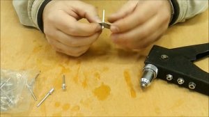 Работа ручным заклепочником
