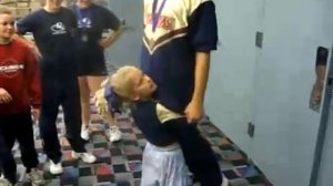 маленькая девочка поднимает большого парня