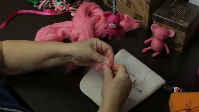 Свинки - елочные игрушки. Короткий Мастер-класс по сухому валянию из шерсти, для начинающих. смотреть онлайн
