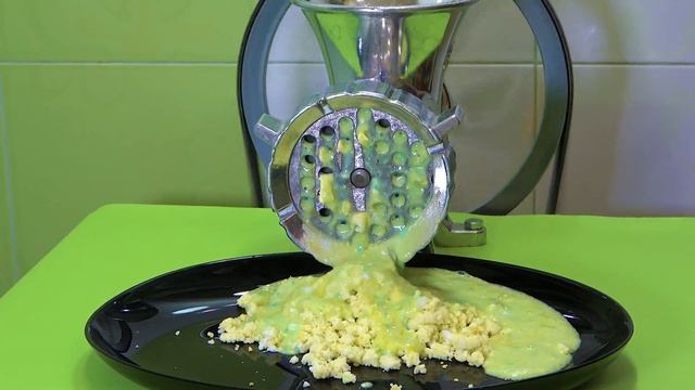 EXPERIMENT EASTER EGGS VS MEAT GRINDER смотреть онлайн