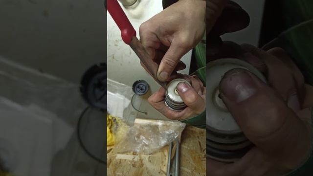 Mitsubishi Lancer 9 Лансер 9 снятие и чистка лючка бензобака для экономии бензина смотреть онлайн