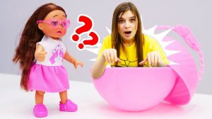 Ох уж эти куклы! Штеффи дома играет в мяч. Видео для девочек игры в куклы Барби