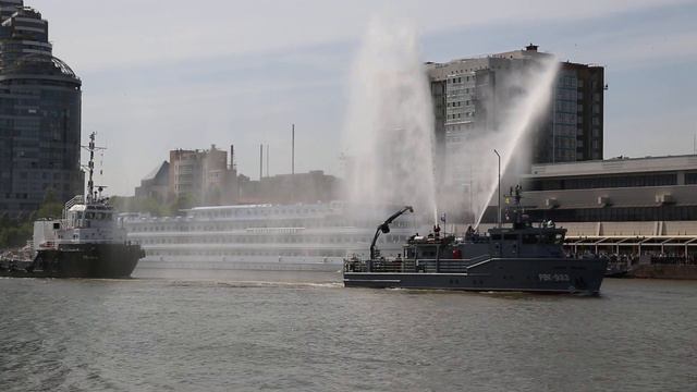 Парад кораблей на реке Дон в честь 100-летия образования СКВО смотреть онлайн