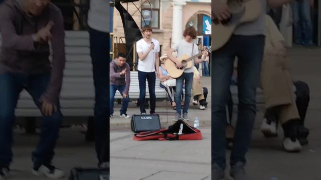 Парень красиво поет под гитару в Сп. Б смотреть онлайн