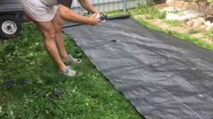 ЧЕМ И КАК СДЕЛАТЬ ОТВЕРСТИЯ В АГРОТКАНИ ПОД ПОСАДКУ ЗЕМЛЯНИКИ САДОВОЙ ? 14.08.2021 г.