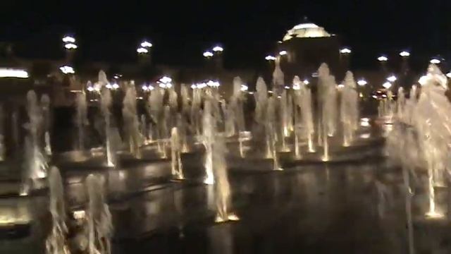 Фонтан перед самым дорогим отелем мира - Абу-Даби Emirates Palace смотреть онлайн