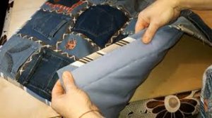 Лоскутный коврик из ненужных джинсов. Не выбрасывайте кармашки от джинсов. Легко сшить и подарить.