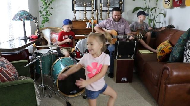 Colt Clark and the Quarantine Kids play "In the Summer Time" смотреть онлайн
