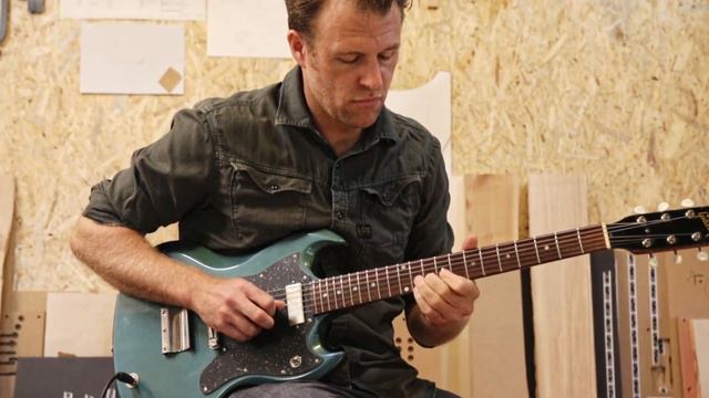 Gibson Melody Maker SG modified by On Guitars and Nick Silver Pickups смотреть онлайн