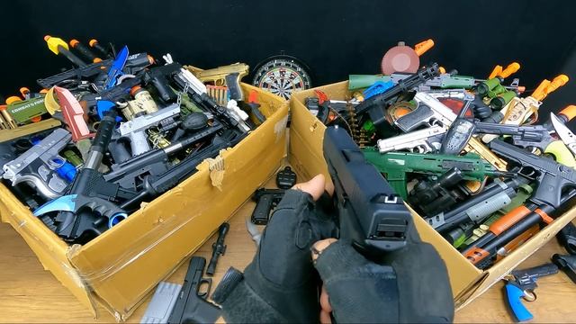Two Boxes of Toy Guns And Guns, Airsoft Pistols, Baretta M-92 And Glock Tactical Series смотреть онлайн
