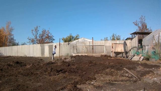 Вносим #перегной в #огород минитрактор Уралец в помощь смотреть онлайн