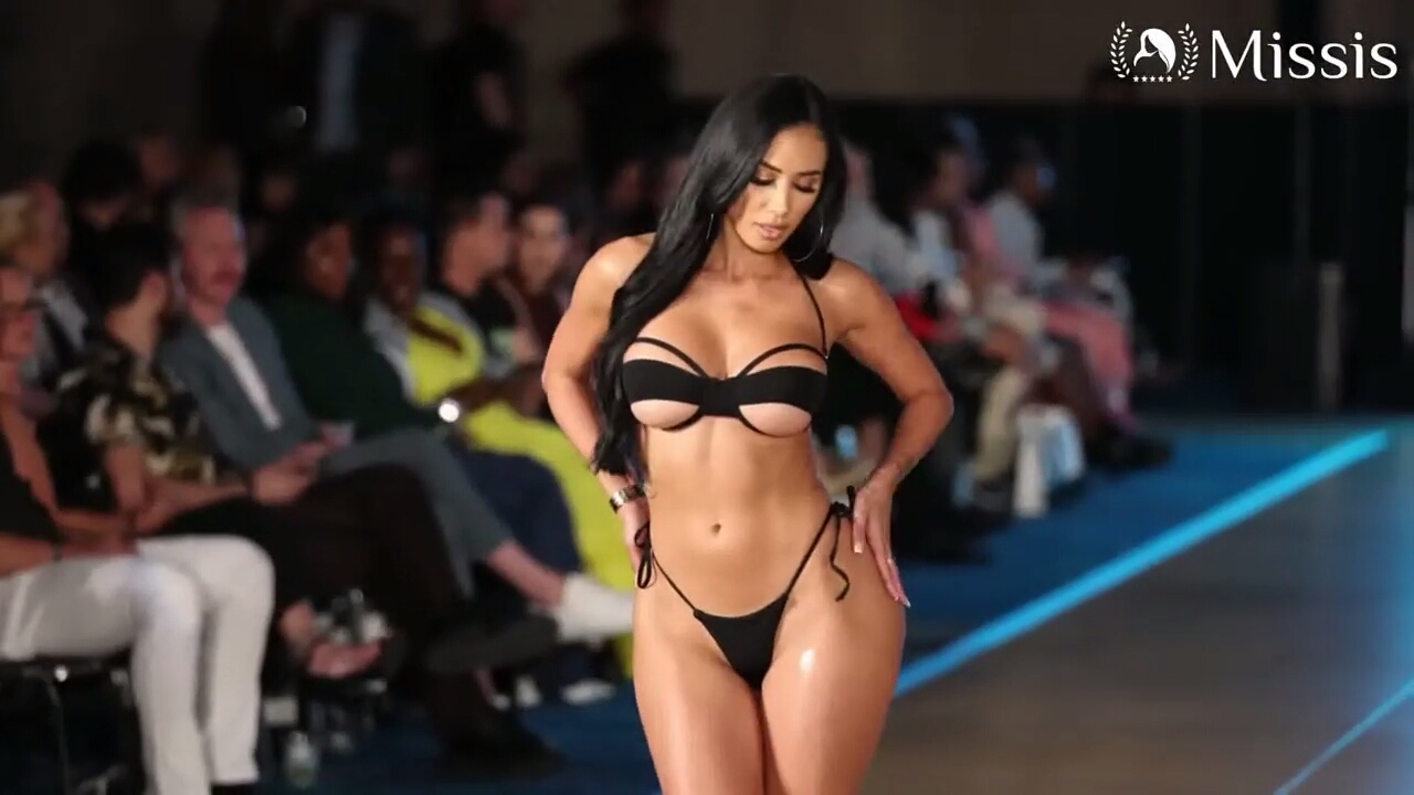 Показ мод, девушки в купальниках