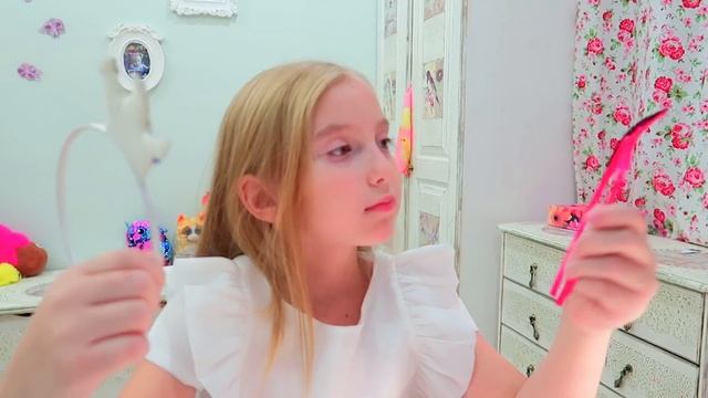 Катя Хочет Быть Красивой, Наряжается в Платья и Делает Макияж! Загадки Для Детей смотреть онлайн