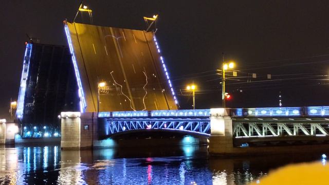 4K | Развод Дворцового Моста с Проекцией ко Дню Космонавтики смотреть онлайн