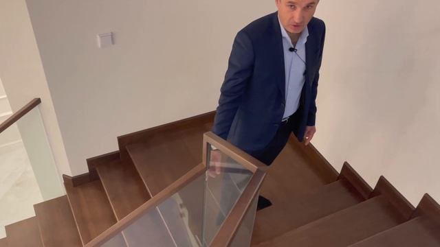 Лестница на бетонном основании со стеклянным ограждением смотреть онлайн