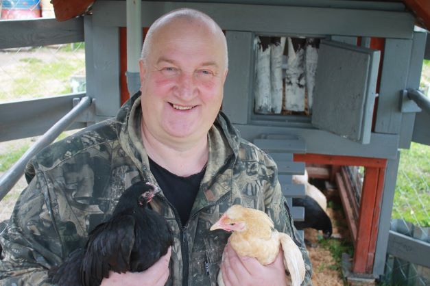 КУРЫ, НЕСУЩИЕ ШОКОЛАДНОЕ И ЗЕЛЕНОЕ ЯЙЦО. смотреть онлайн