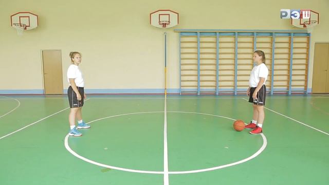Баскетбол. Основные приемы игры: техника выполнения ловли и передачи мяча смотреть онлайн