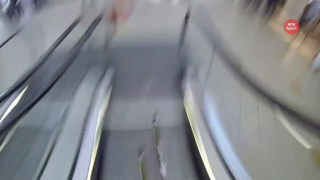 Эскалатор приколы! Артист в метро! смотреть онлайн