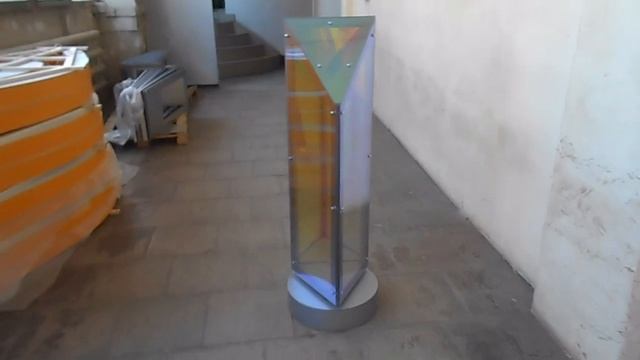 Стеклянная вращающаяся треугольная призма смотреть онлайн