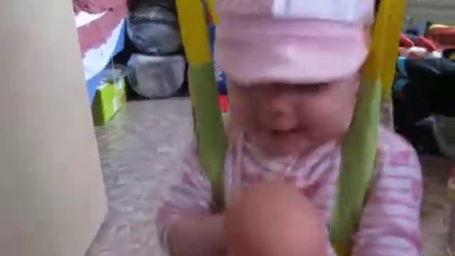 Леруша с Данюшей в прыгунках 8,5 месяцев смотреть онлайн