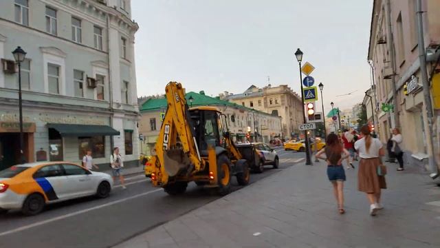 Тракторист меломан. (Громкая музыка по центру Москвы, мощная аккустическая система в тракторе) смотреть онлайн