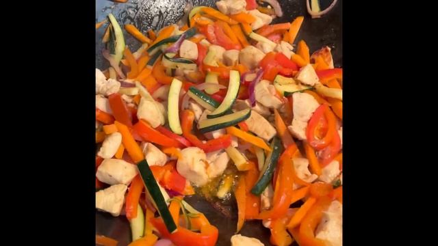 Паста з куркою и овочами в WOK пательне з соевым соусом смотреть онлайн