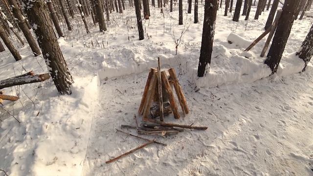 ХИЖИНУ ЗАНЕСЛО СНЕГОМ. НАВЕСТИЛ ИЗБУ В ЛЕСУ СПУСТЯ 3 НЕДЕЛИ ОТСУТСТВИЯ. СДЕЛАЛ НАЛИЧНИК НА ОКНО. смотреть онлайн