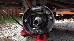 Замена подшипников задней ступицы. Замена задних тормозных колодок. Ревизия тормозных механизмов.