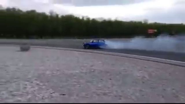 Гонщик на синем авто смотреть онлайн