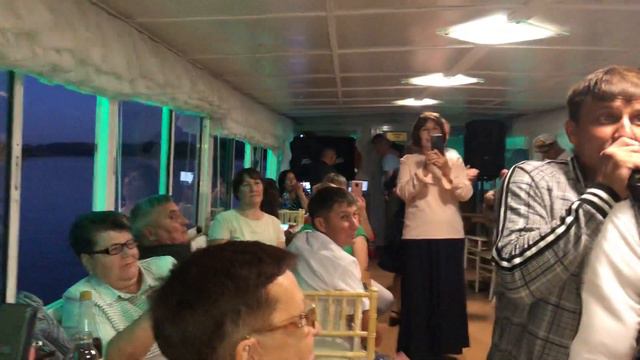 Под задорную песню Лината Гареева все пустились в пляс. Отжег так отжег на теплоходе Чайка. смотреть онлайн